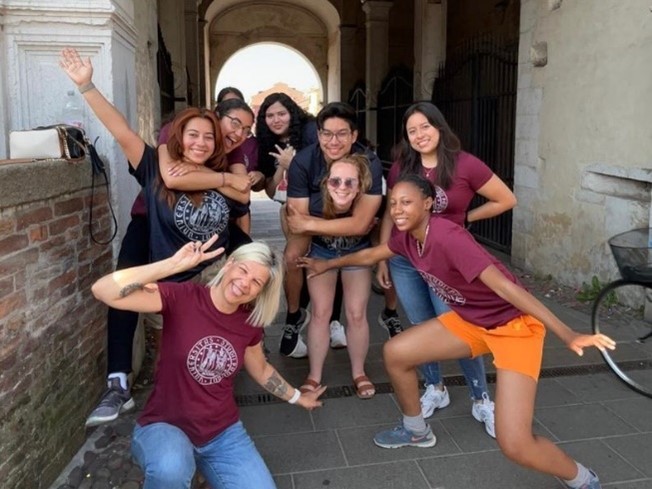 Students in BIO 446 in Italy with Professor Gwen Robbins-Schug